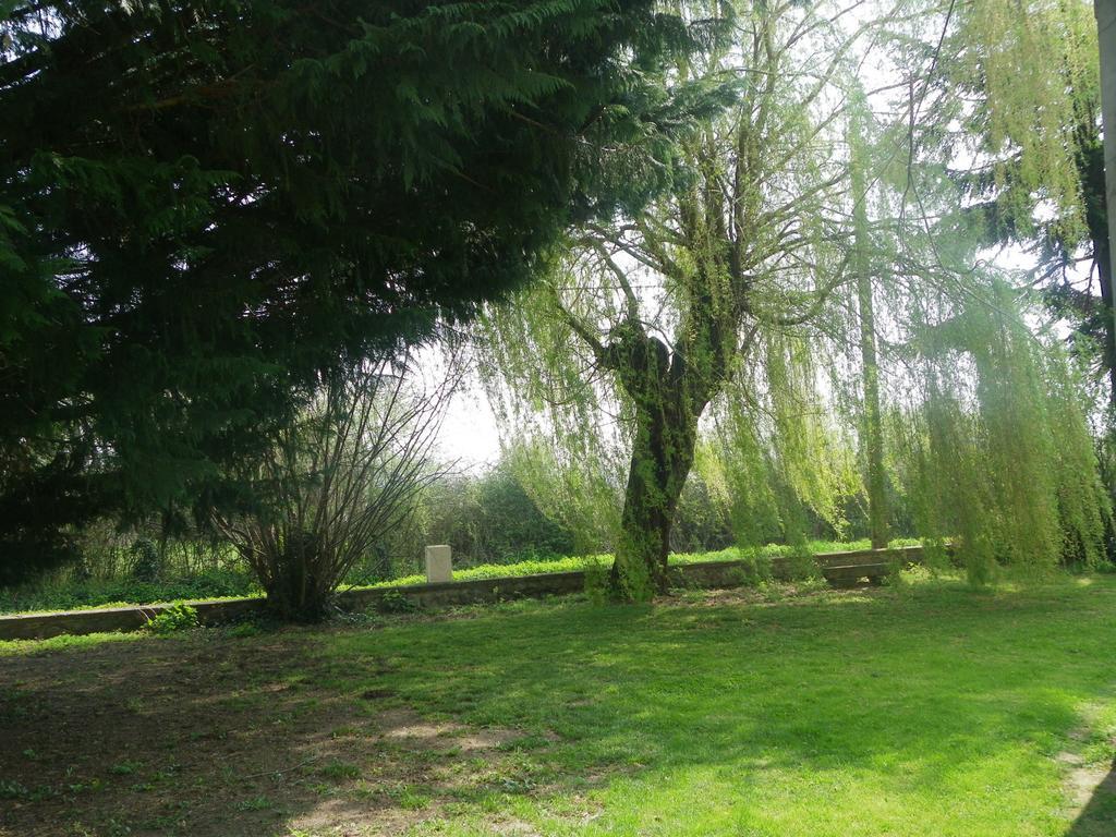 Les Malvaux Bed & Breakfast Huriel Exterior foto