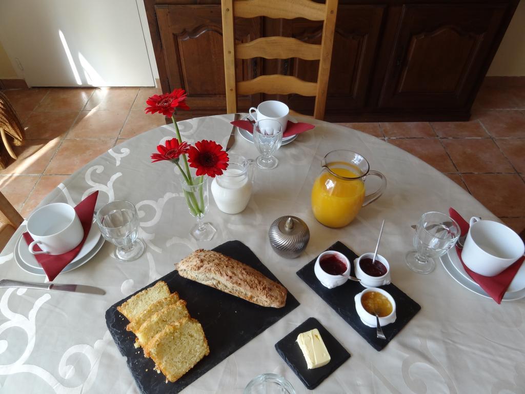 Les Malvaux Bed & Breakfast Huriel Exterior foto